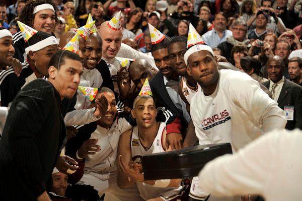 开云体育-湖人管理层为何选择躺平？詹姆斯需要向现实低头